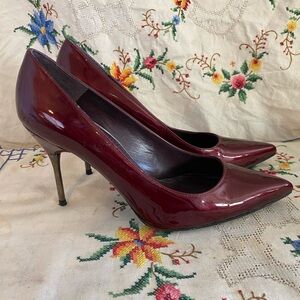 SOLD STUART WEITZMAN BURGUNDY VINYL LEATHER POINTED TOE PUMPS